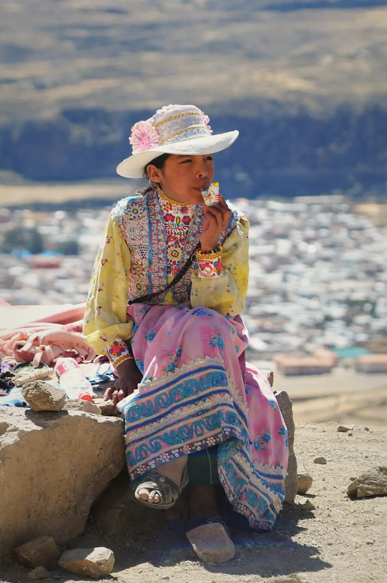 © Josep M. Gracia · Wikimedia Commons Woman in traditional clothing in Chivay